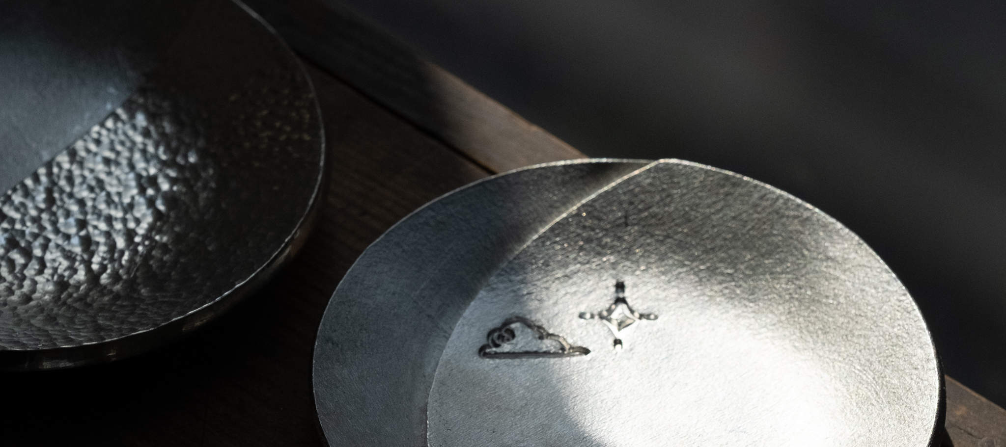 Taller de fundición de platos pequeños con fases lunares.